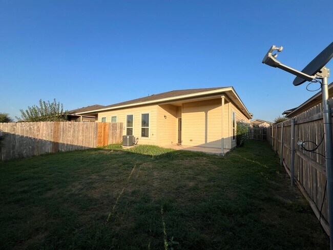 Building Photo - Luxury 3 Bed-2 Bath Duplex in NBTX!
