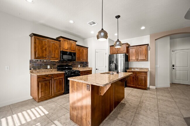 Building Photo - "Spacious 5-Bed Oasis with 3 Baths in Washington, UT – 3,171 Sq Ft of Comfort!"