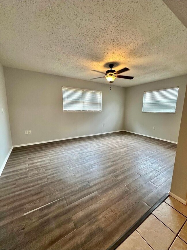 Building Photo - 3 bedroom 2 bathroom house fully fenced in...