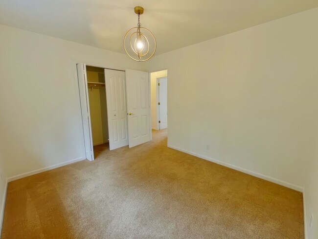 Building Photo - Large Beautiful Home in the Hills