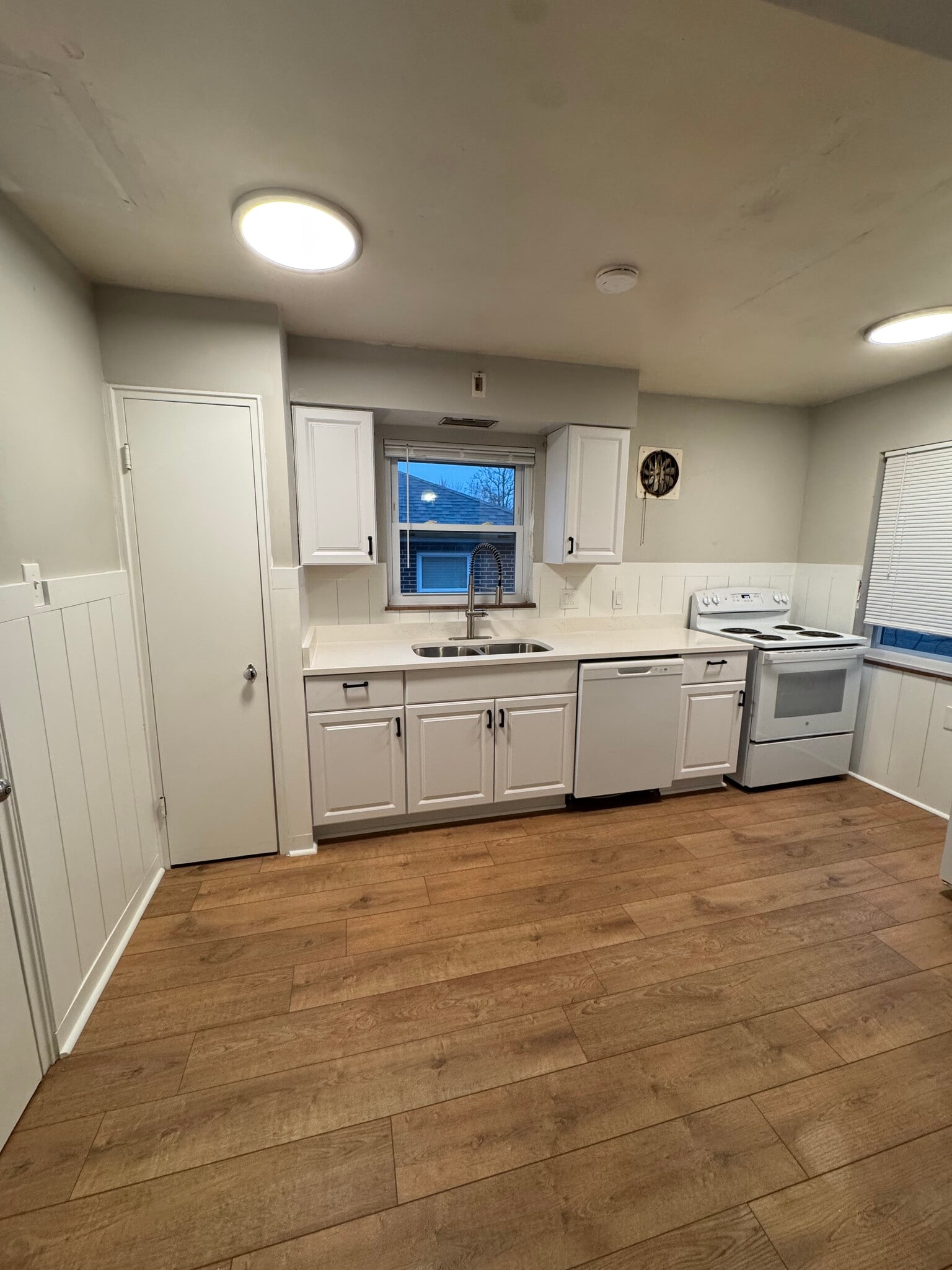 Kitchen - 6803 Plainfield Rd