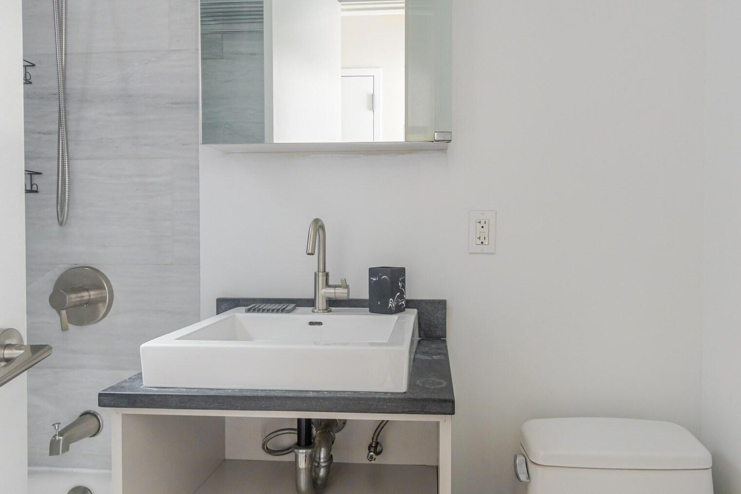 Building Photo - 515 W 47th St