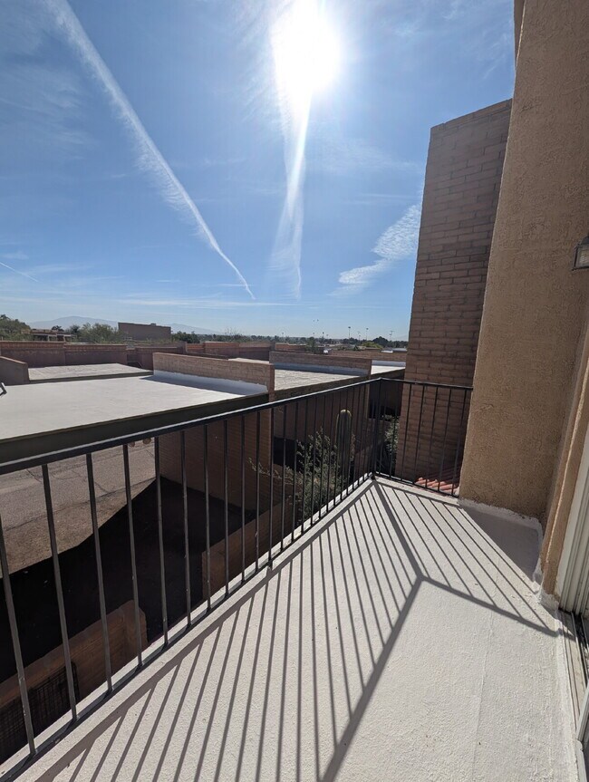 Building Photo - Renovated Townhouse with desert views.