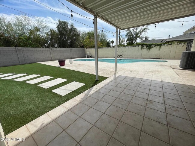 Building Photo - 4023 E Heatherbrae Dr