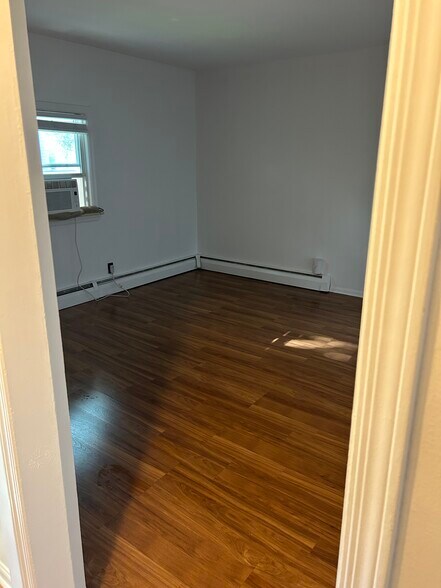 Small bedroom - 28 S Eckar St