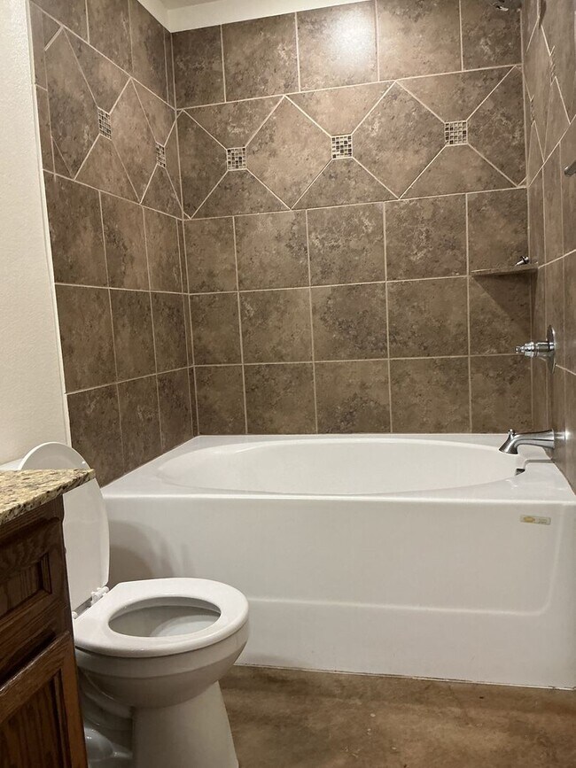 Building Photo - Charming 3 bedroom 2 bath duplex in desira...
