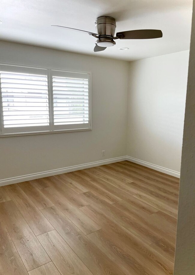 Building Photo - Nicely upgraded Townhome is East Simi