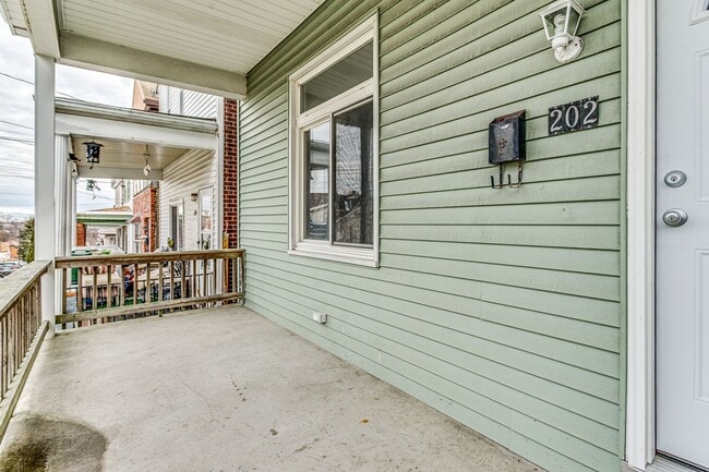 Building Photo - 2 Bedroom/1 Bath in Carrick - Available NOW!