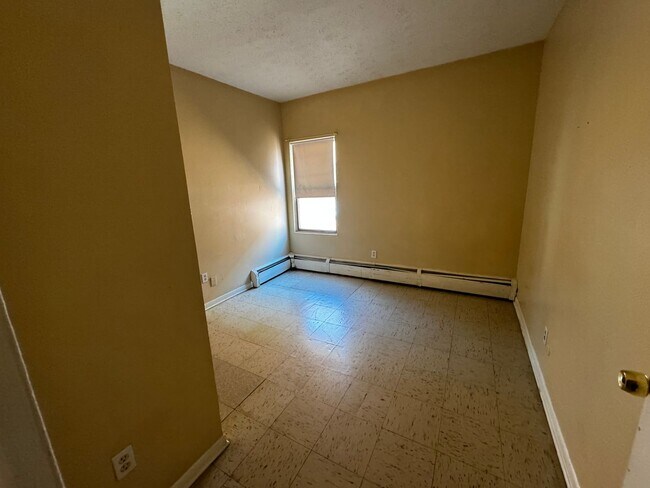 Building Photo - 4 Bedrooms 2 Bath Apartment with Heat and ...