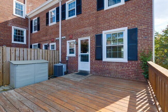 Building Photo - Charming End-Unit Townhouse in Fairlington