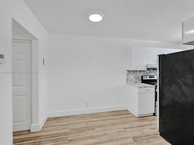 Building Photo - 114 SE 8th St