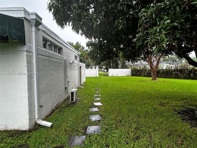 Building Photo - 7630 SW 73rd Pl