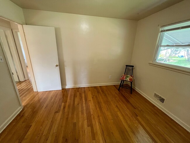 Building Photo - Three Bedroom, 1 bath, nice neighborhood i...