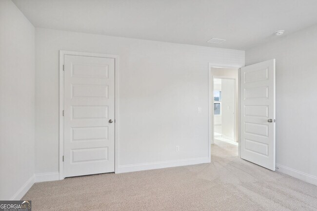 Building Photo - 323 Fox Tail Dr