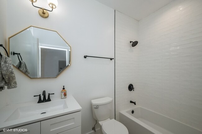 Building Photo - 4014 S Ellis Ave