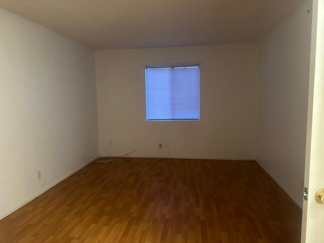 Building Photo - 5165 Walnut Ave