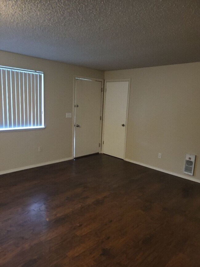 Building Photo - 1/2 off 1st Month's Rent- Detached Garage ...