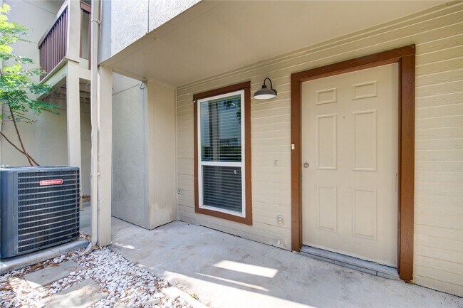 Building Photo - 3929 Tanglewilde St