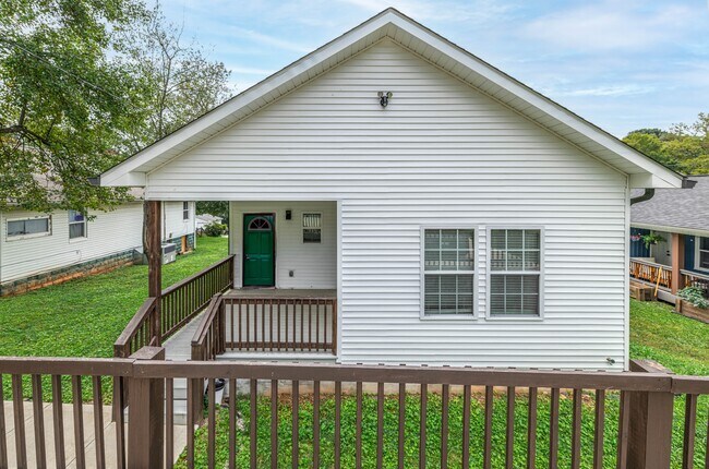 Building Photo - 619 Midlake Dr NE