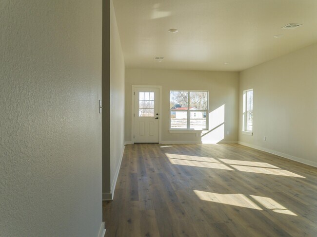 Building Photo - 306 W Truman Dr