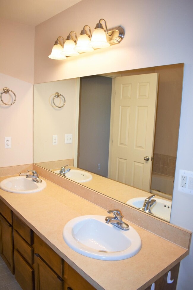 Building Photo - 609 Powell Dr