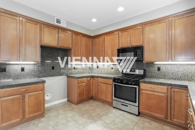 Building Photo - Beautiful 4 Bedroom Home in Great Location