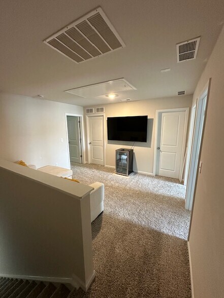 Building Photo - 1053 Plumcrest Dr