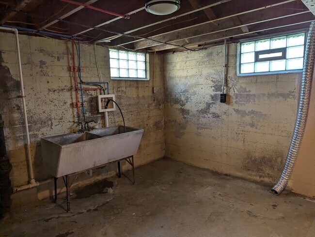 Building Photo - AVAILABLE NOW! - 2 Bedroom / 1 Bath Home i...