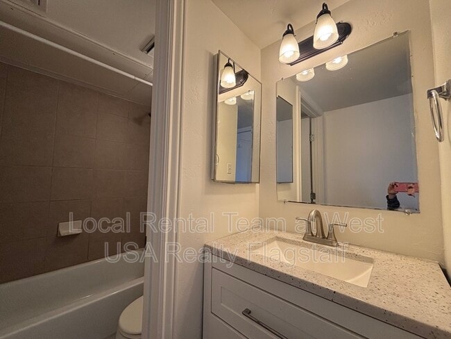 Building Photo - 3200 S Litzler Dr