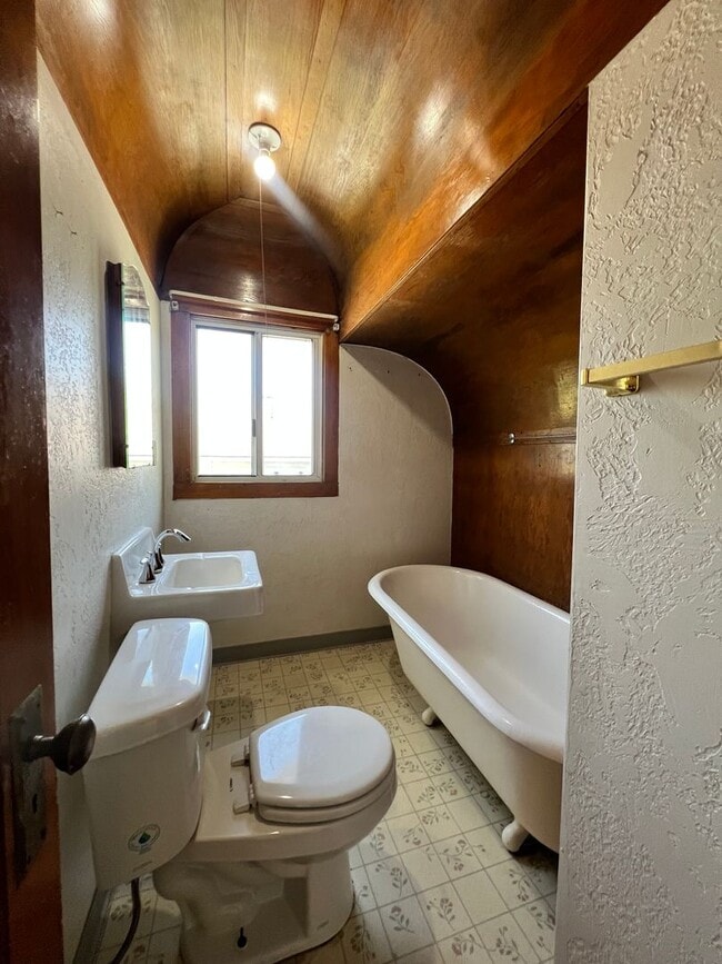 Building Photo - Great Property South of Town
