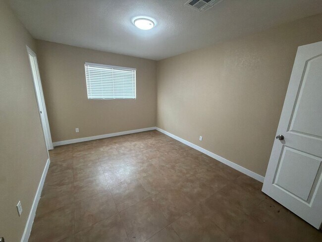 Building Photo - 5810 W Earll Dr