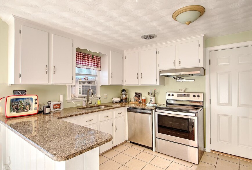 Building Photo - 138 Youngs Ave