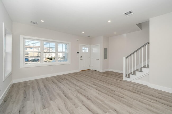 Building Photo - 2818 Ocean Ave