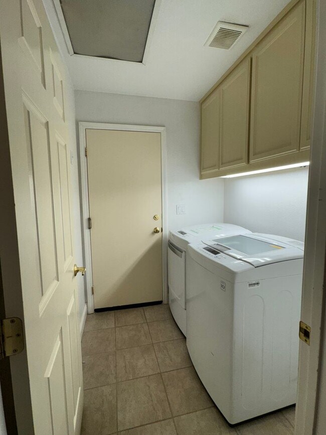 Building Photo - Beautiful single level corner lot