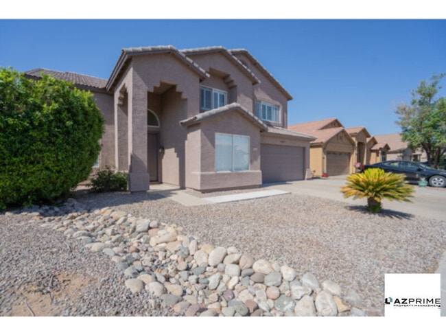 Building Photo - Live large in this Gorgeous 4/3 Unfurnishe...