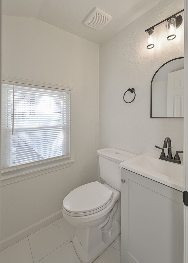 Building Photo - 4013 Mallard Dr