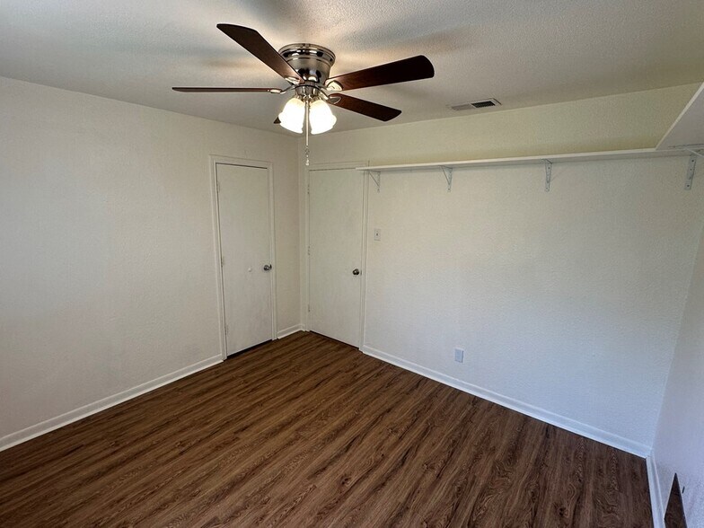 Building Photo - 2110 Glenwood Dr