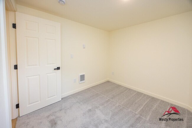 Building Photo - 542 NE Brazee St