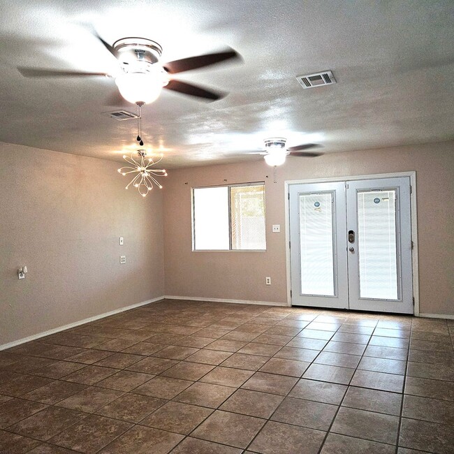 Building Photo - 3 bedroom/2 bath home for Rent