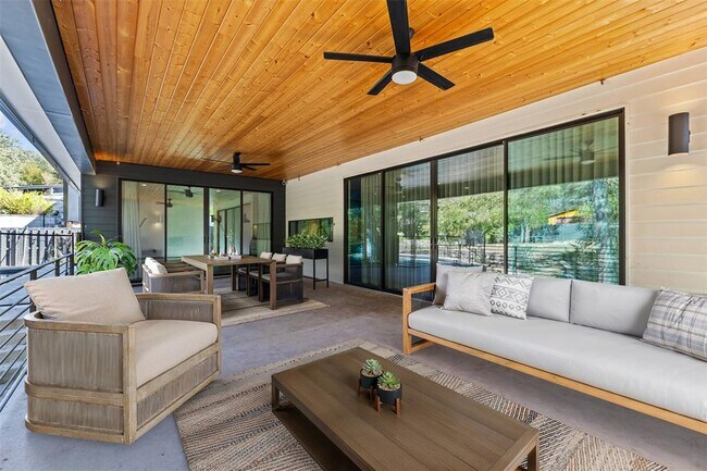 Building Photo - 5704 Driftwood Dr