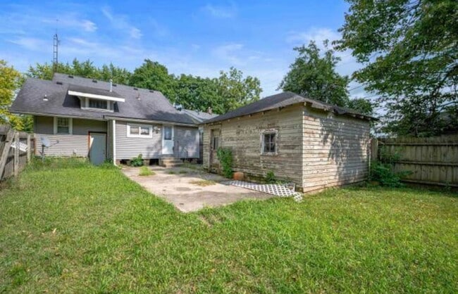 Building Photo - Spacious Home on the Southside