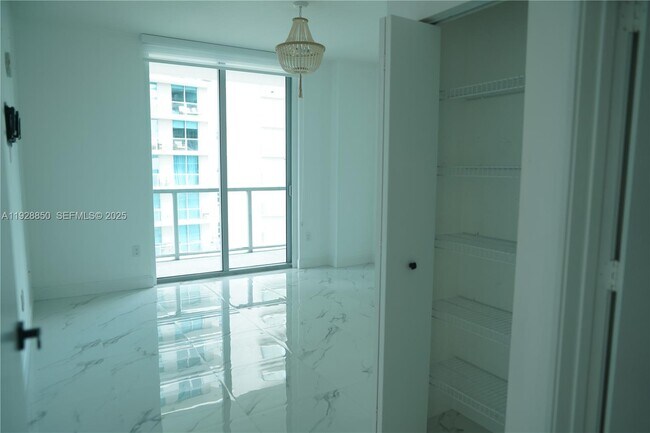 Building Photo - 1111 SW 1st Ave