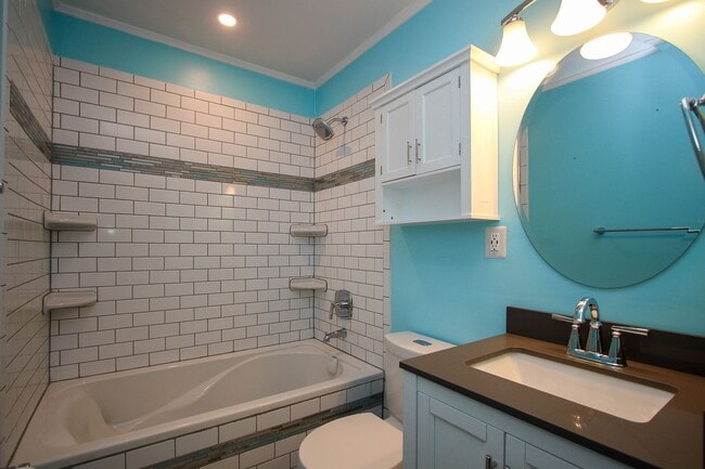 Building Photo - 207 Beverly St