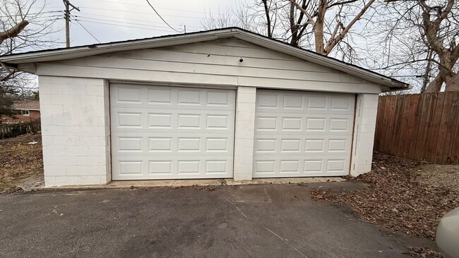Building Photo - Updated 2-Bedroom Home with Garage & Large Yard