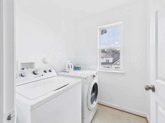 Building Photo - 656 Abbey Village Cir