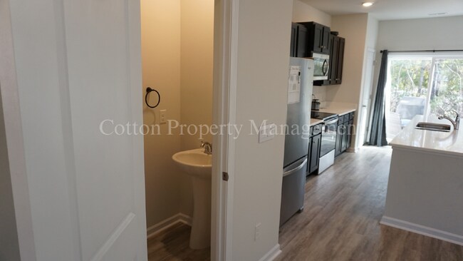 Building Photo - Beautiful, recently constructed 3BR/2.5BA ...
