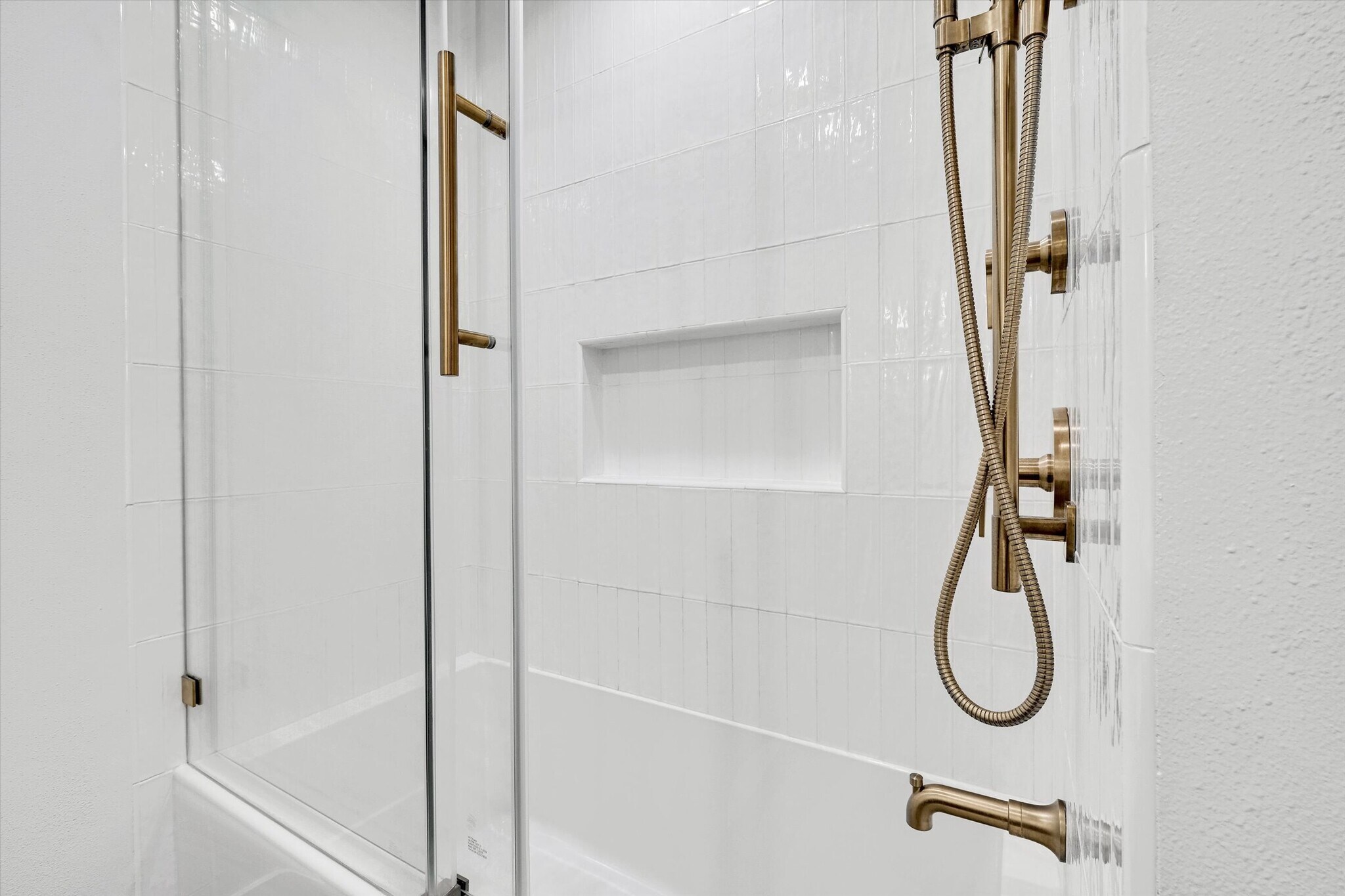 New extra deep soaking bath tub - 759 Border Ave
