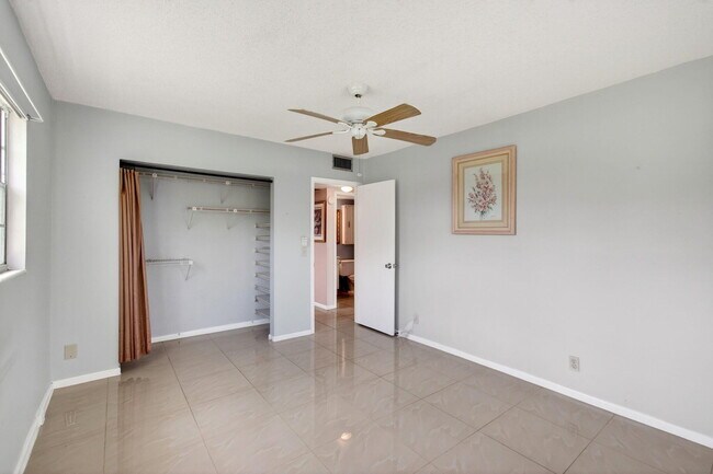 Building Photo - 116 Mansfield C