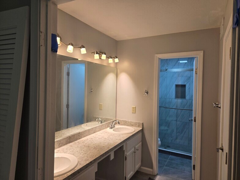 Master Bath - 4932 Drayton Rd