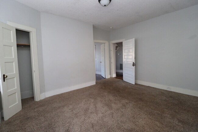 Building Photo - 4910 Colonial Dr